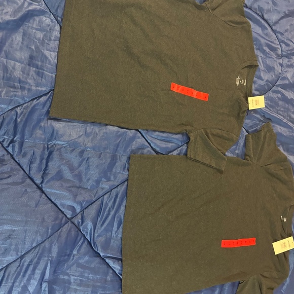 2 brand New T-shirts for 15$ - Picture 2 of 5